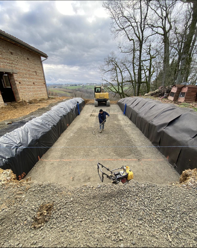 mise-en-place-de-0.20-pour-le-fond-de-forme-de-la-piscine-a-montesquieu-volvestre