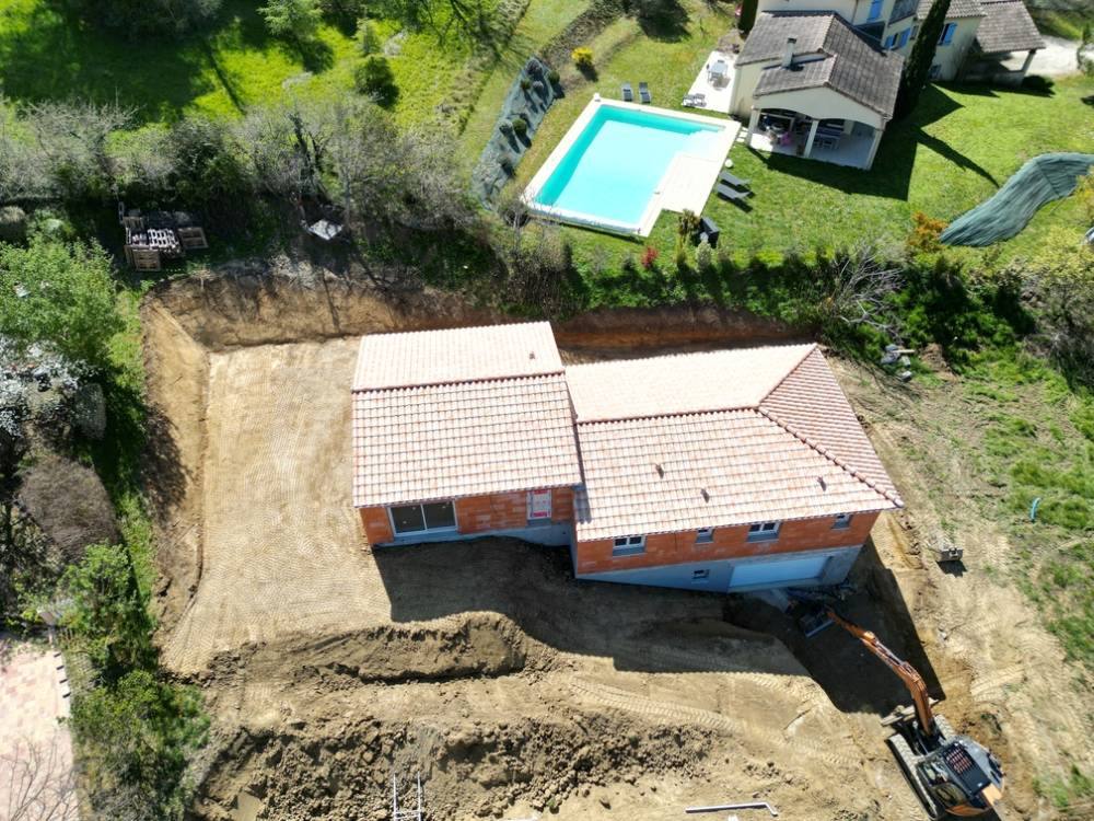 Remise en place des terres en fin de chantier à Lacroix-Falgarde